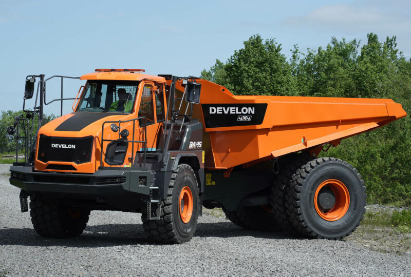 Ein Bild des Dupmers DEVELON DA45-7 4×4 im Einsatz