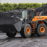 Ein Bild des Radladers DEVELON DL580-7 im Einsatz