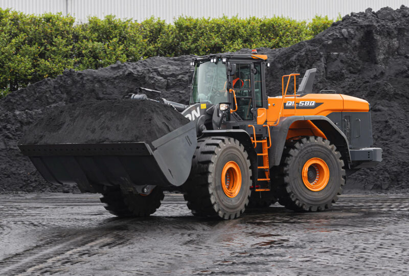 Ein Bild des Radladers DEVELON DL580-7 im Einsatz