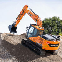 Ein Bild des Kettenbaggers DEVELON DX140LC-7 im Einsatz