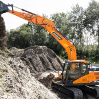 Ein Bild des Kettenbaggers DEVELON DX140LC-7 im Einsatz