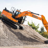 Ein Bild des Kettenbaggers DEVELON DX140LC-7 im Einsatz