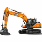 Ein Studiobild des Kettenbaggers DEVELON DX210LC-7