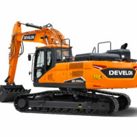 Ein Studiobild des Kettenbaggers DEVELON DX225LC-7