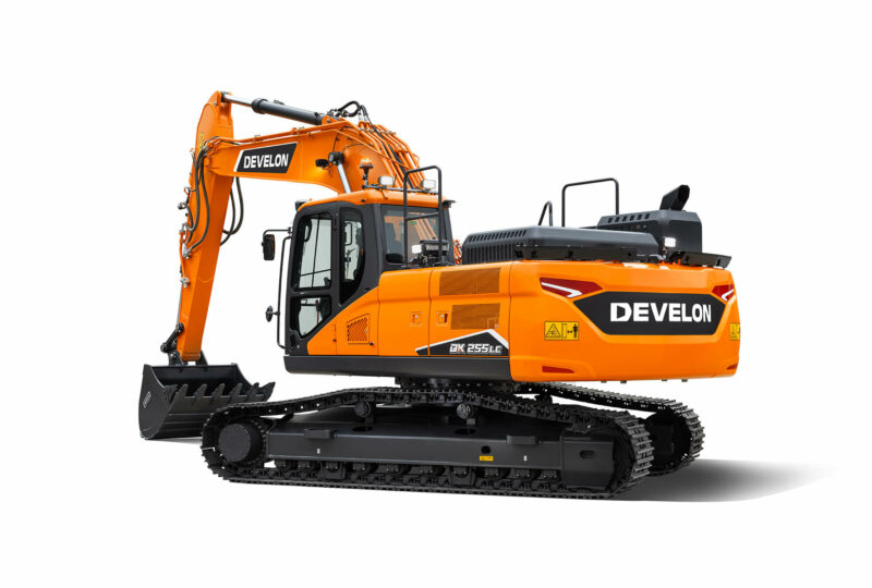 Ein Studiobild des Kettenbaggers DEVELON DX225LC-7