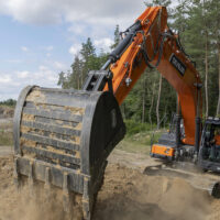 Ein Bild des Kettenbaggers DEVELON DX300LC-7K im Einsatz