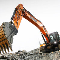 Ein Bild des Kettenbaggers DEVELON DX300LC-7K im Einsatz