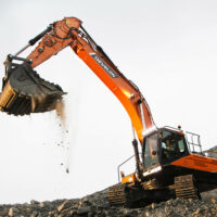 Ein Bild des Kettenbaggers DEVELON DX300LC-7K im Einsatz