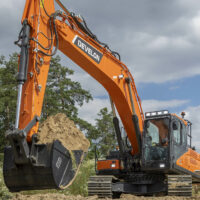 Ein Bild des Kettenbaggers DEVELON DX300LC-7K im Einsatz