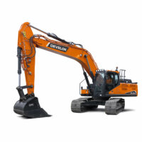 Ein Studiobild des Kettenbaggers DEVELON DX300LC-7K