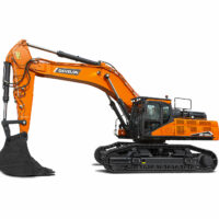 Ein Studiobild des Kettenbaggers DEVELON DX490LC-7K
