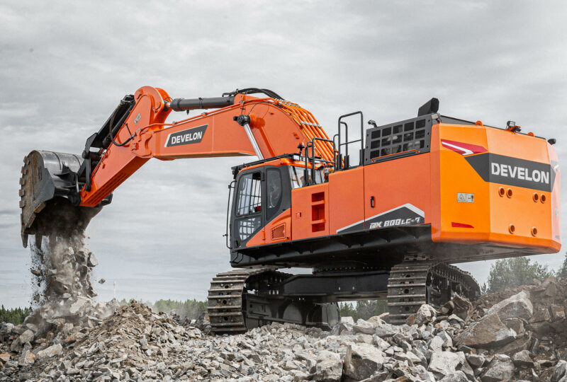 Ein Bild des Kettenbaggers DEVELON DX800LC-7 im Einsatz