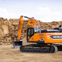 Ein Bild des Kettenbaggers DEVELON DX255LC-7 im Einsatz