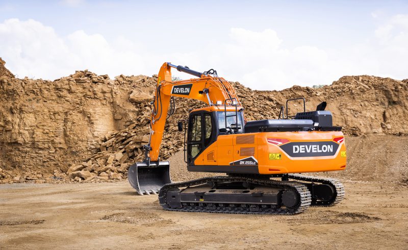 Ein Bild des Kettenbaggers DEVELON DX255LC-7 im Einsatz