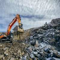 Ein Bild des Kettenbaggers DEVELON DX490LC-7K im Einsatz