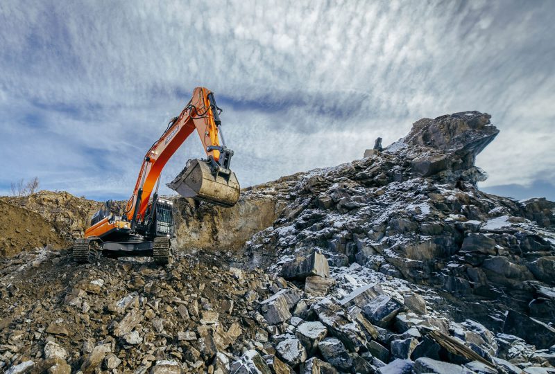 Ein Bild des Kettenbaggers DEVELON DX490LC-7K im Einsatz