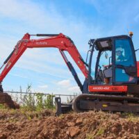 Ein Bild des Minibaggers KUBOTA KX080-4α2 im Einsatz