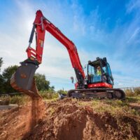 Ein Bild des Minibaggers KUBOTA KX080-4α2 im Einsatz