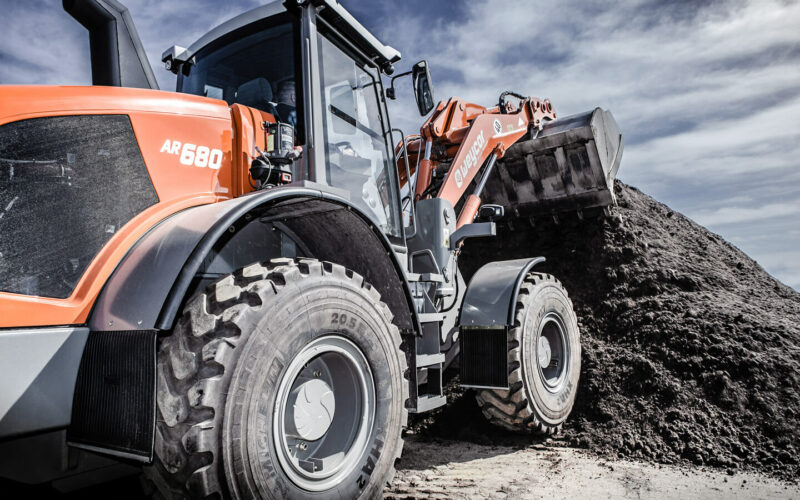 Ein Bild des Radladers WEYCOR AR 680 im Einsatz