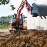 Ein Bild des Minibaggers KUBOTA KX042-4α im Einsatz