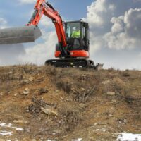 Ein Bild des Minibaggers KUBOTA KX042-4α im Einsatz