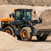Ein Bild des Radladers DEVELON DL200-7 im Einsatz