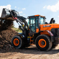 Ein Bild des Radladers DEVELON DL200-7 im Einsatz