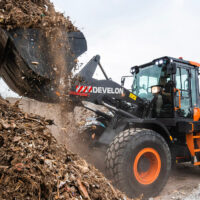 Ein Bild des Radladers DEVELON DL200-7 im Einsatz