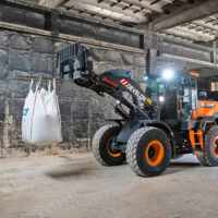 Ein Bild des Radladers DEVELON DL220-7 im Einsatz