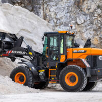 Ein Bild des Radladers DEVELON DL220-7 im Einsatz