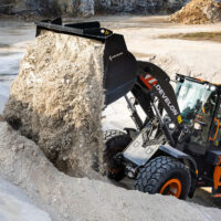 Ein Bild des Radladers DEVELON DL220-7 im Einsatz
