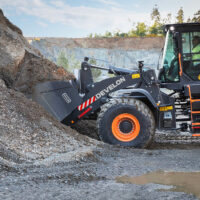 Ein Bild des Radladers DEVELON DL320-7 im Einsatz