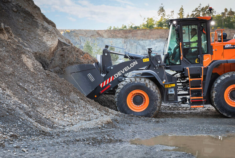 Ein Bild des Radladers DEVELON DL320-7 im Einsatz