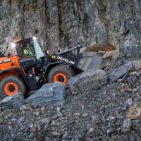 Ein Bild des Radladers DEVELON DL380-7 im Einsatz