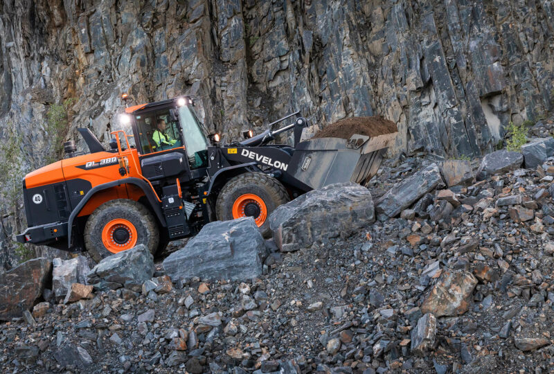Ein Bild des Radladers DEVELON DL380-7 im Einsatz