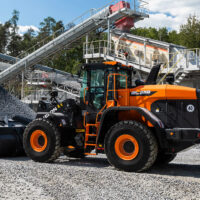 Ein Bild des Radladers DEVELON DL380-7 im Einsatz