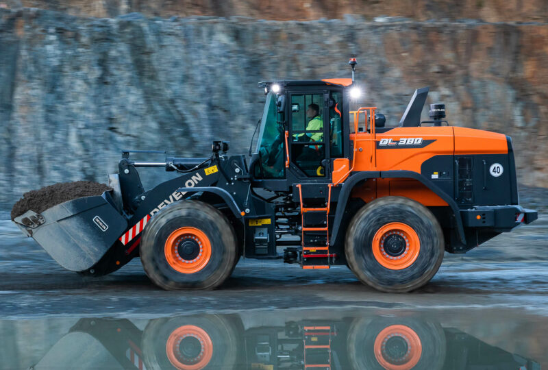 Ein Bild des Radladers DEVELON DL380-7 im Einsatz