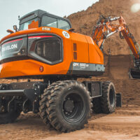 Ein Bild des Radbaggers DEVELON DX100W-7 im Einsatz