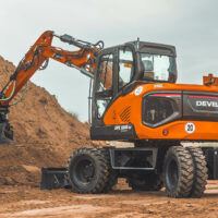 Ein Studiobild des Radbaggers DEVELON DX100W-7 im Einsatz