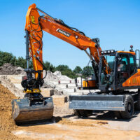 Ein Bild des Radbaggers DEVELON DX140W-7 im Einsatz