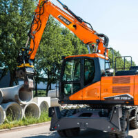 Ein Bild des Radbaggers DEVELON DX140W-7 im Einsatz
