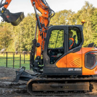 Ein Bild des Minibaggers DEVELON DX85R-7 im Einsatz