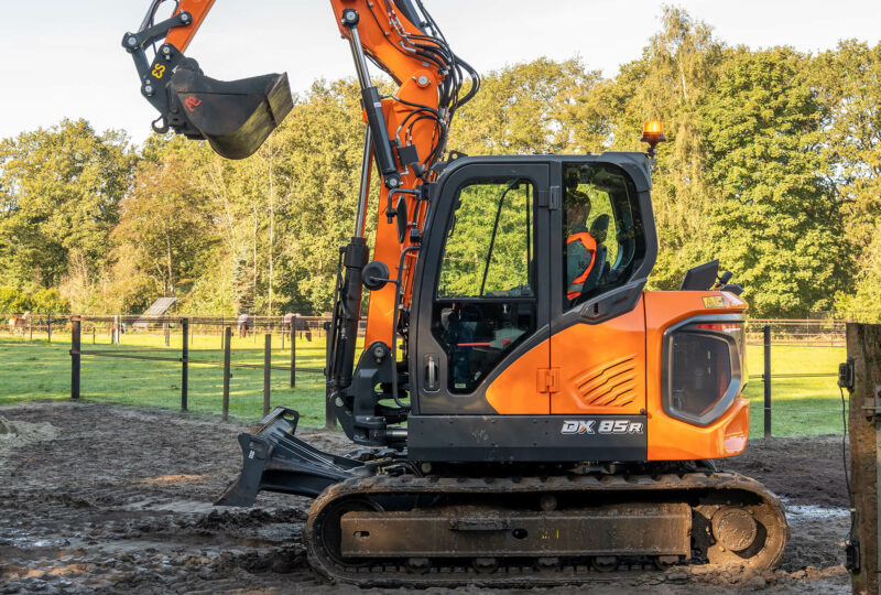 Ein Bild des Minibaggers DEVELON DX85R-7 im Einsatz