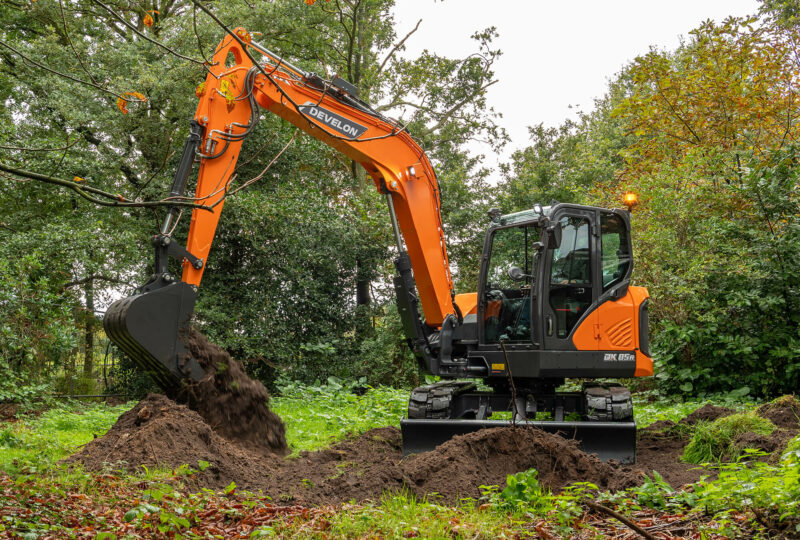 Ein Bild des Minibaggers DEVELON DX85R-7 im Einsatz