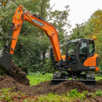 Ein Bild des Minibaggers DEVELON DX85R-7 im Einsatz