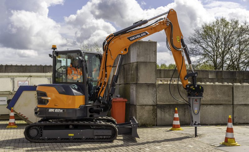 Ein Bild des Minibaggers DEVELON DX62R-7 im Einsatz