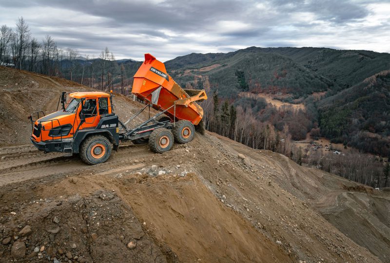 Ein Bild des Dumpers DEVELON DA30-7 im Einsatz